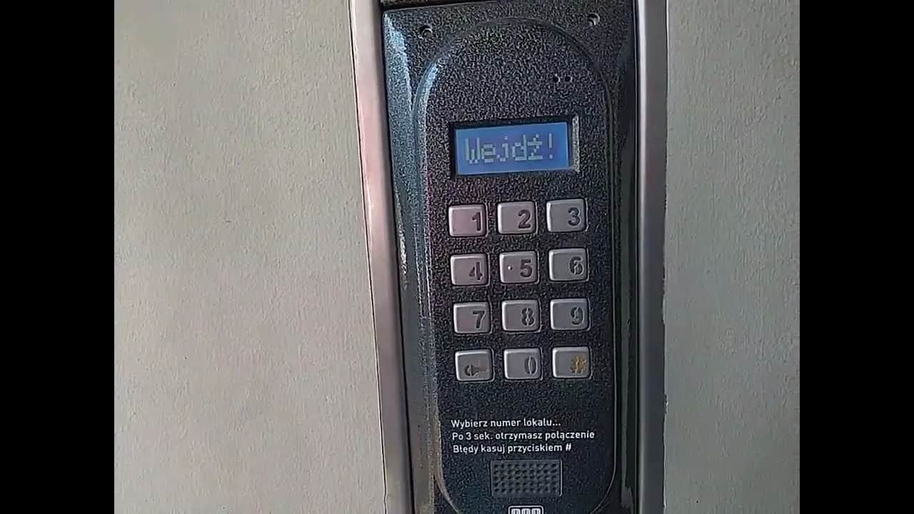 Jak zmienić kod w domofonie Aco? Poradnik krok po kroku